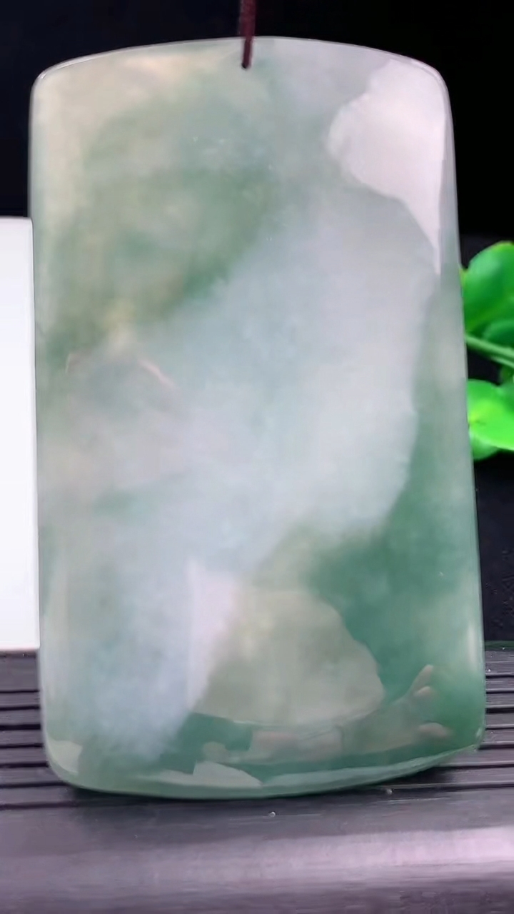 天然A货翡翠祥龙关公吊坠尺寸73.7-43.6-8.4重量:65.01g
3月11日