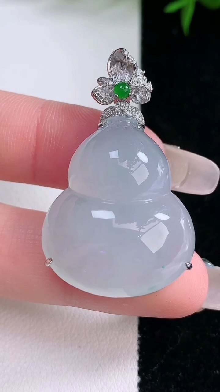 天然A货翡翠种飘花葫芦吊坠，尺寸40-28.7-24.2-10.2，重量:11.62g
3月11日