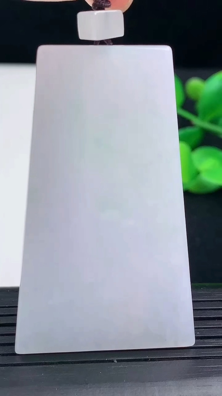 天然A货翡翠飘花无事牌吊坠尺寸56.2-33.2-5.1重量:29.61g
3月11日