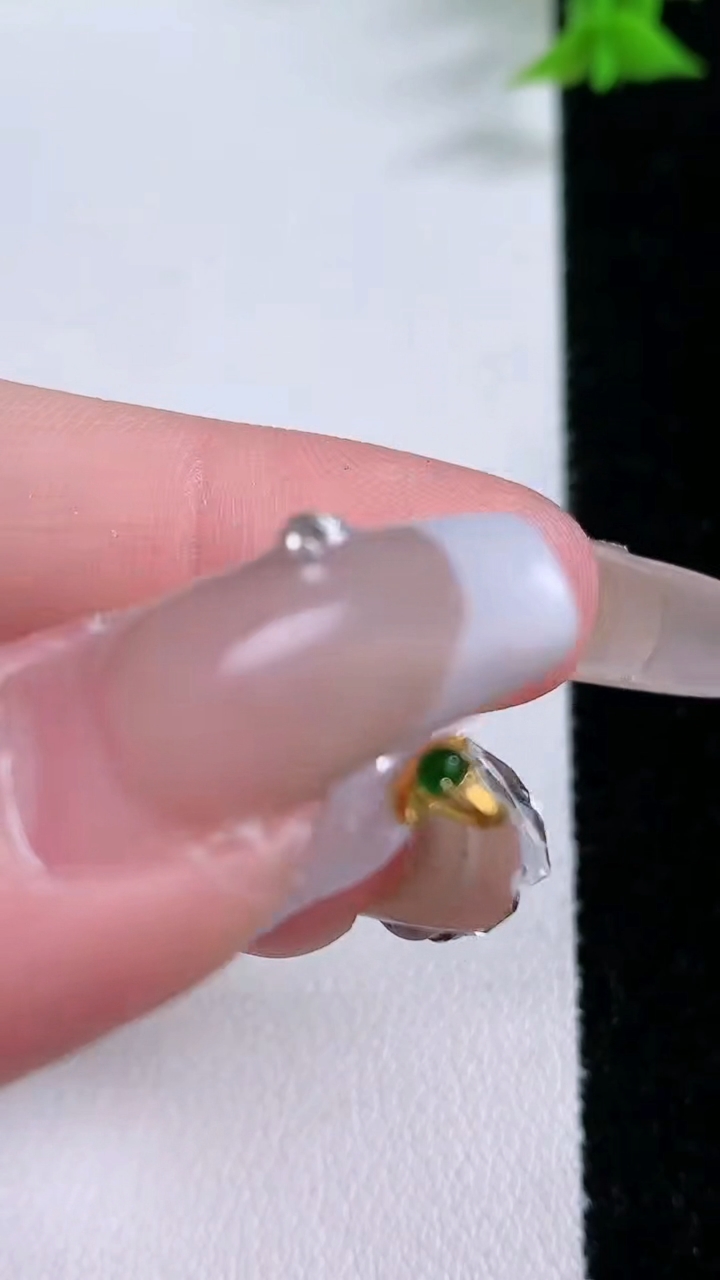 天然A货翡翠财神爷吊坠，尺寸24.3-17.5-3.8，重量:2.73g
3月11日