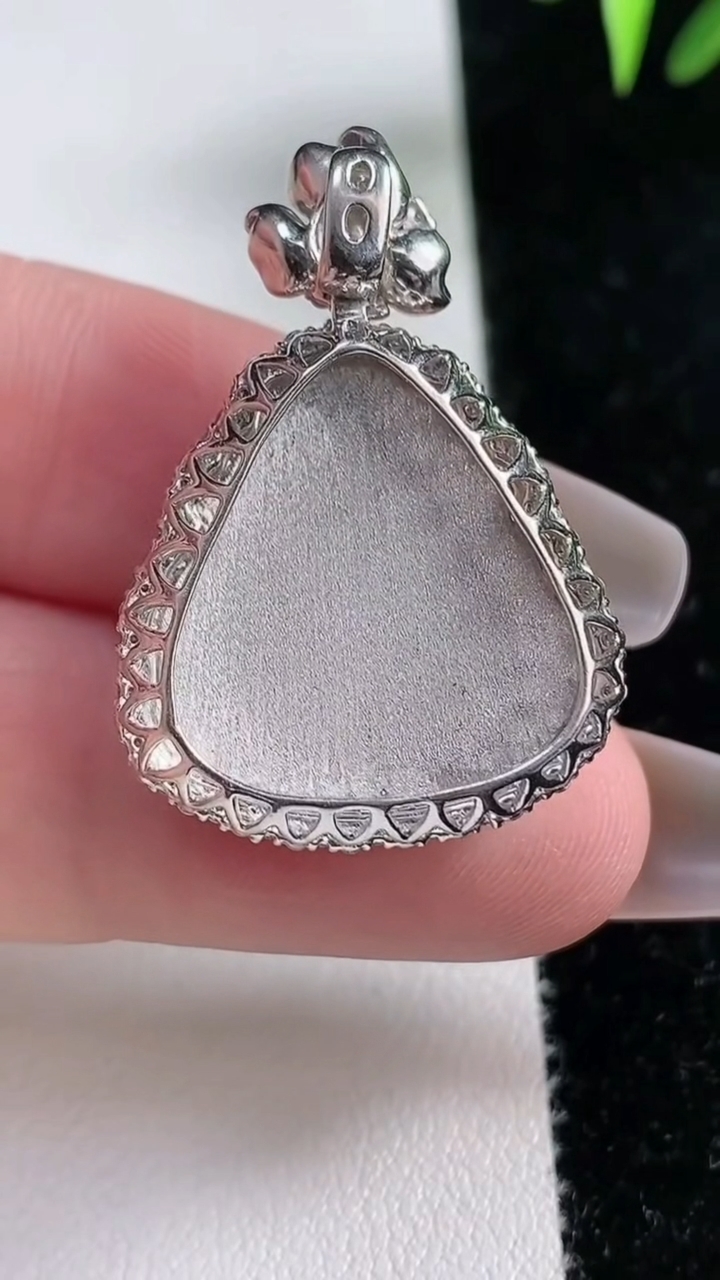 天然A货翡翠种白冰财神爷吊坠，尺寸21.8-20.8-3，重量:8.61g
3月11日