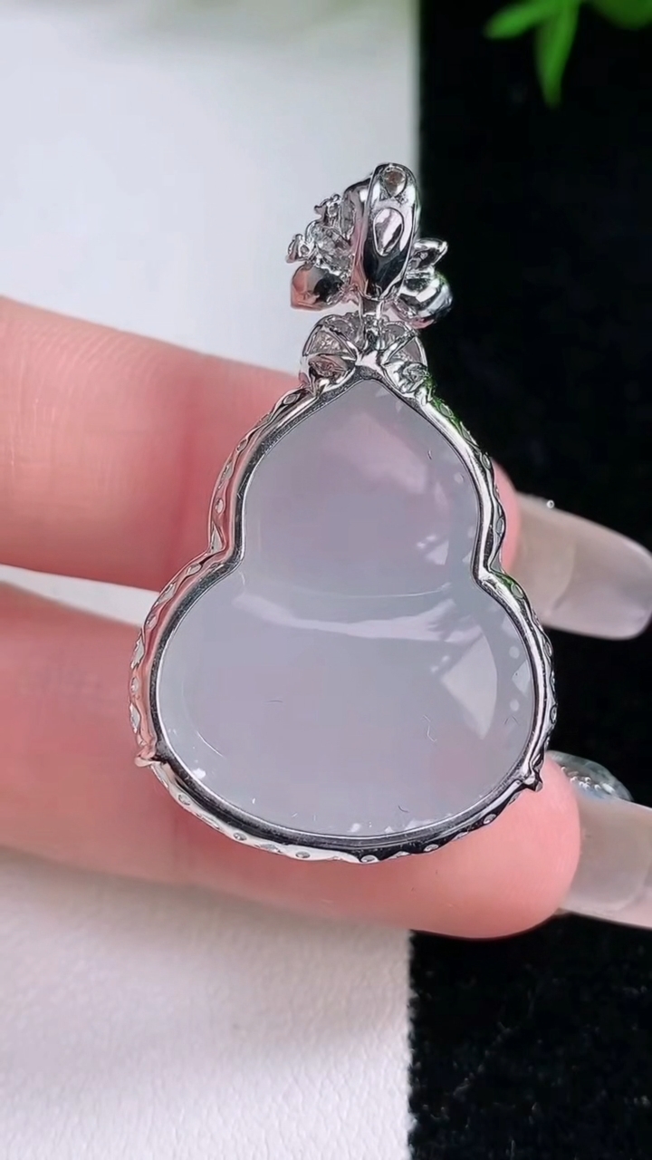 天然A货翡翠种飘花葫芦吊坠，尺寸40-28.7-24.2-10.2，重量:11.62g
3月11日