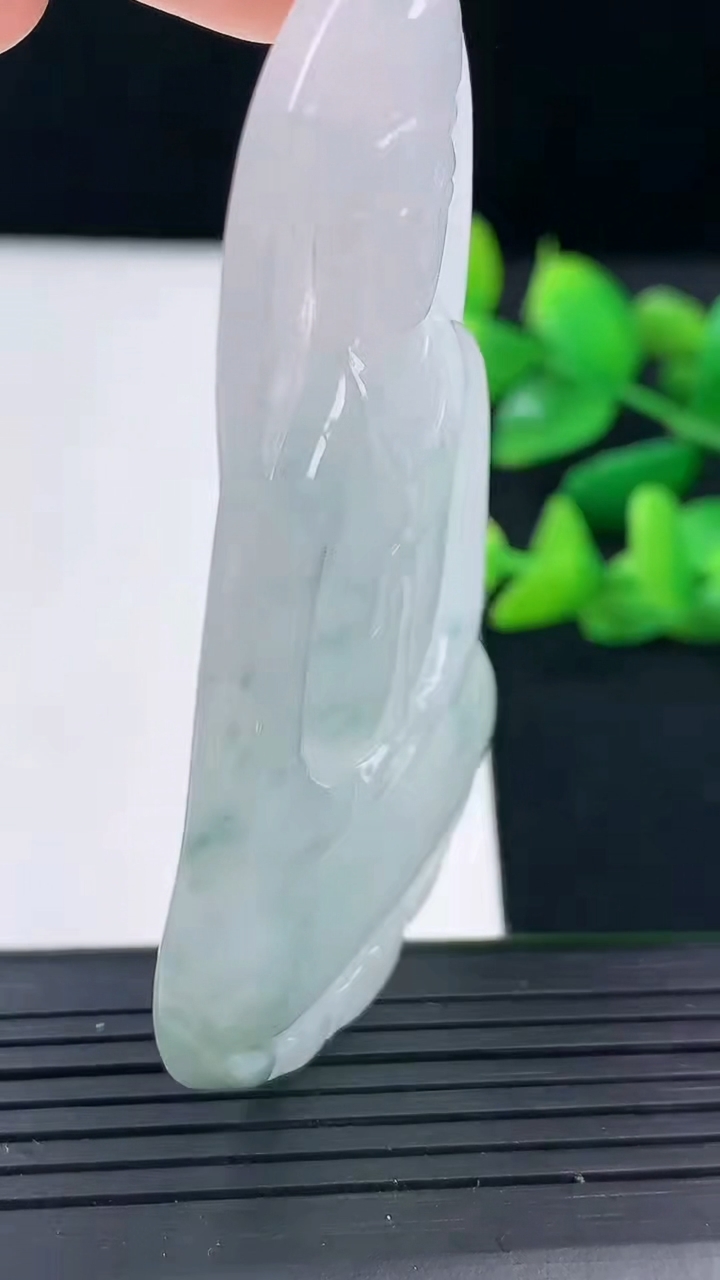 天然A货翡翠飘花观音菩萨吊坠尺寸68.7-39.9-5.4重量:30.57g
3月11日