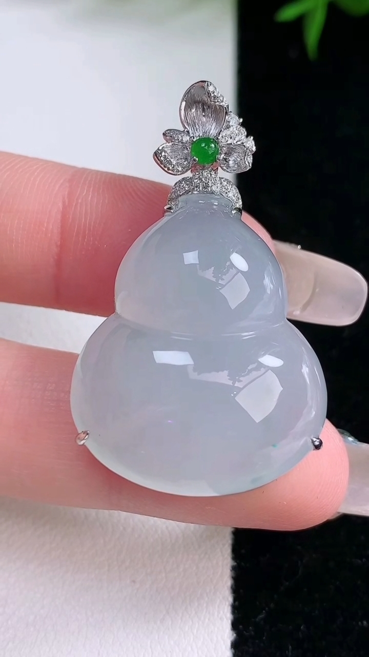 天然A货翡翠种飘花葫芦吊坠，尺寸40-28.7-24.2-10.2，重量:11.62g
3月11日