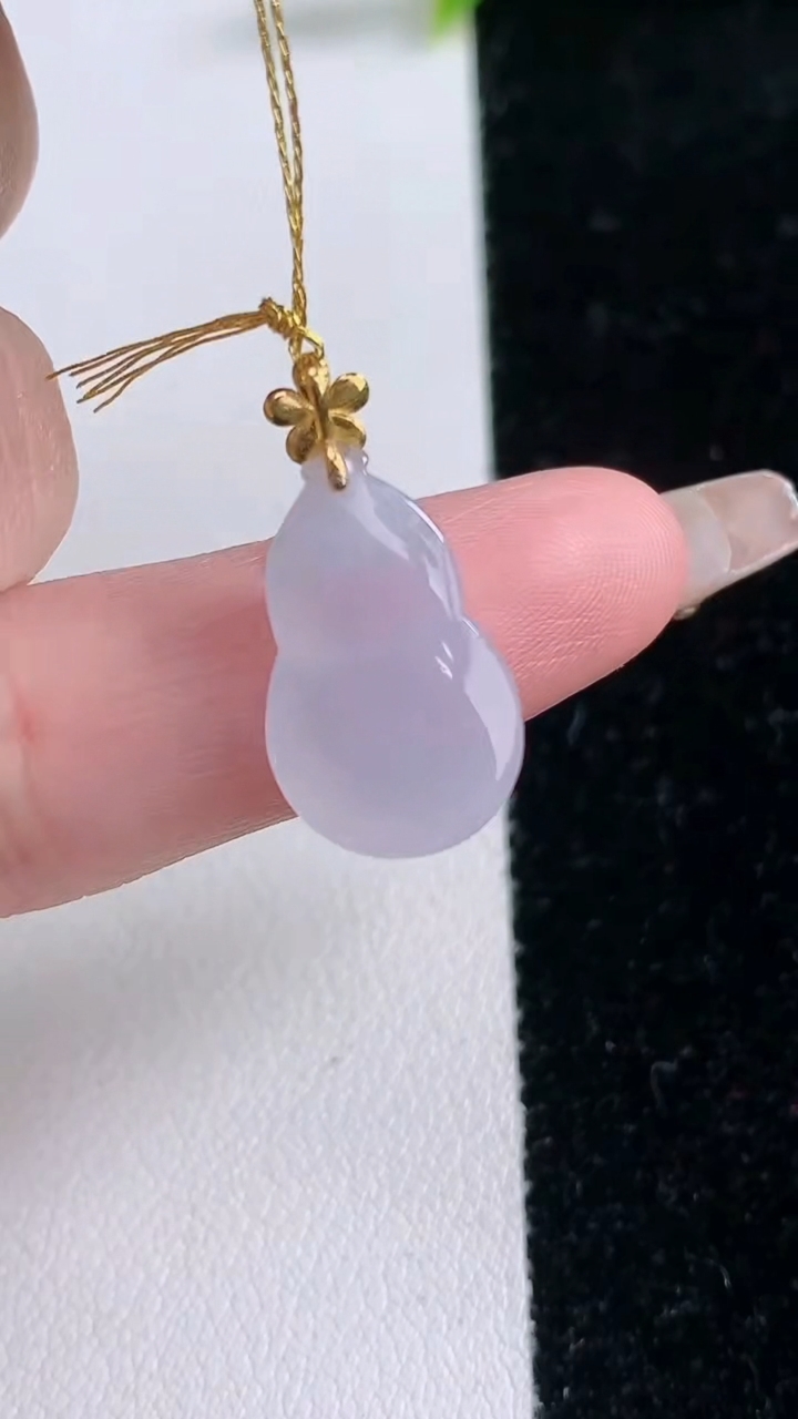 天然A货翡翠18K金紫罗兰葫芦吊坠，尺寸17.6-11.3-5.7，重量:2.03g
3月11日