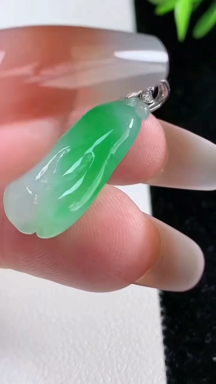 天然A货翡翠福瓜吊坠，尺寸26-13-5.5，重量:4.10g
3月11日