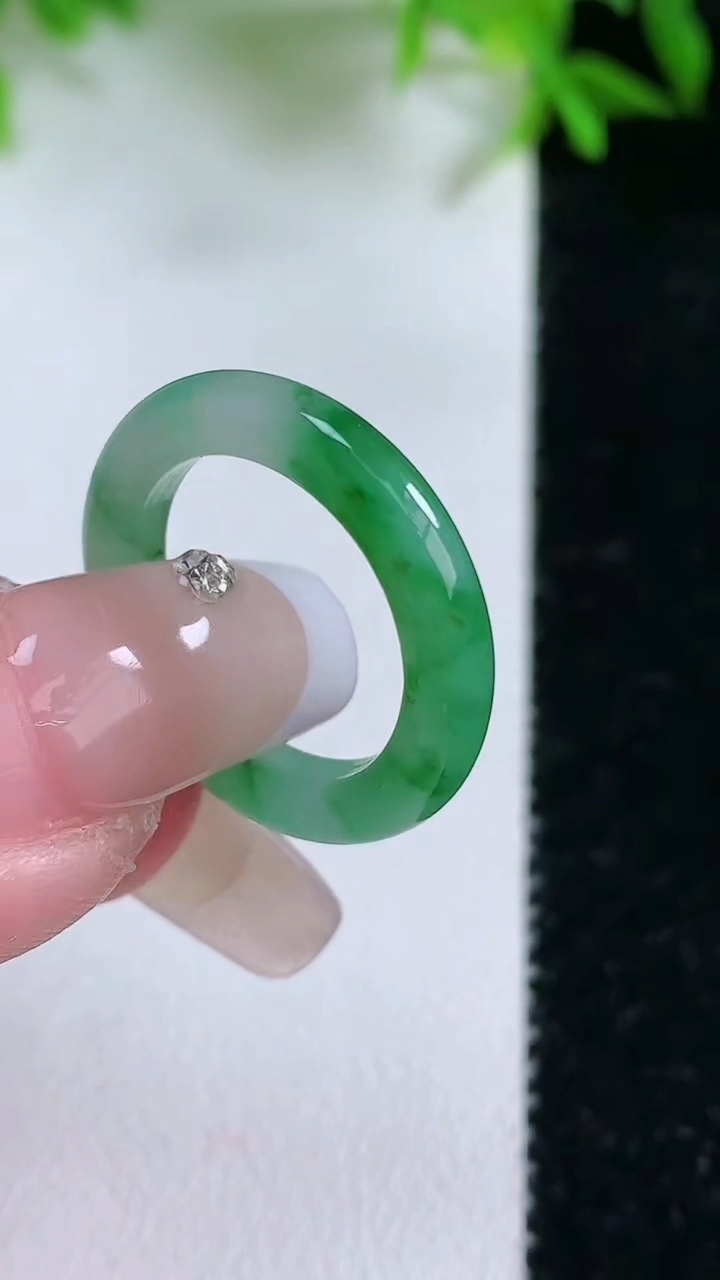 天然A货翡翠指环戒指，尺寸16-3-2.8，重量:2.32g2026年3月11日
工厂直销收藏佳品,种好水足，色泽均匀，有种有色，上手高大气！