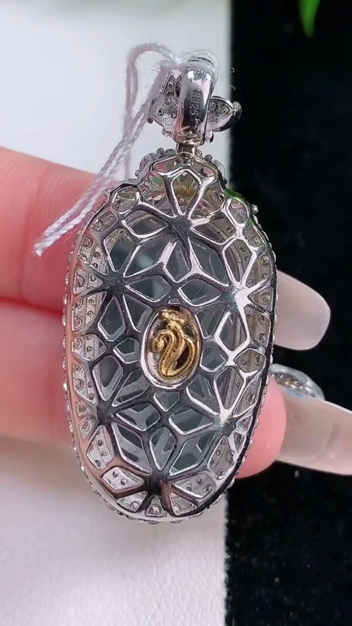 天然A货翡翠金枝玉叶叶子吊坠，尺寸43.7-19.6-8.4，裸石27.6-15重量:7.59g
3月11日