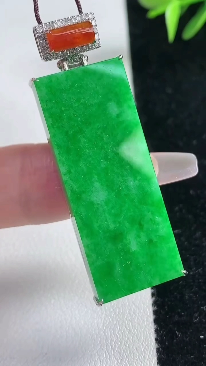 天然A货翡翠无事牌吊坠，尺寸40.5-16.2-5，重量:11.97g
3月11日