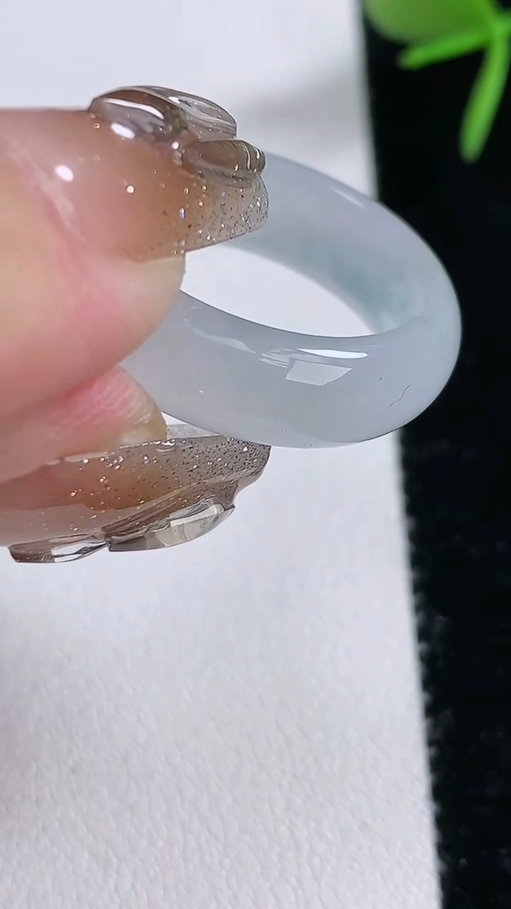 天然A货翡翠玉指环戒指，尺寸18.2-6.5-3.5，重量:4.72g2026年3月11日
工厂直销收藏佳品,种好水足，色泽均匀，有种有色，上手高大气！