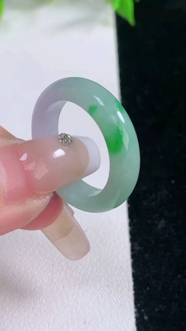 天然A货翡翠指环戒指，尺寸18.7-5.2-3.3，重量:4.42g2026年3月11日
工厂直销收