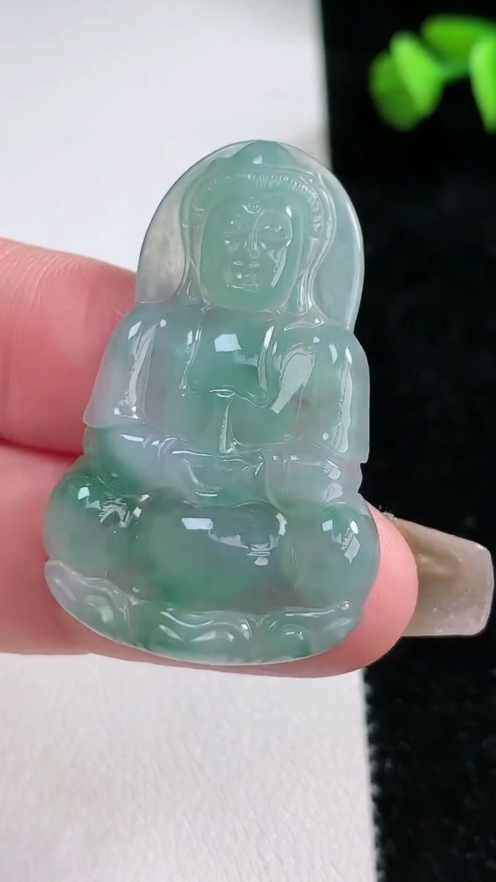 天然A货翡翠冰种飘花正装观音菩萨吊坠，尺寸39.5-24.8-3.5，重量:6.36g
3月11日