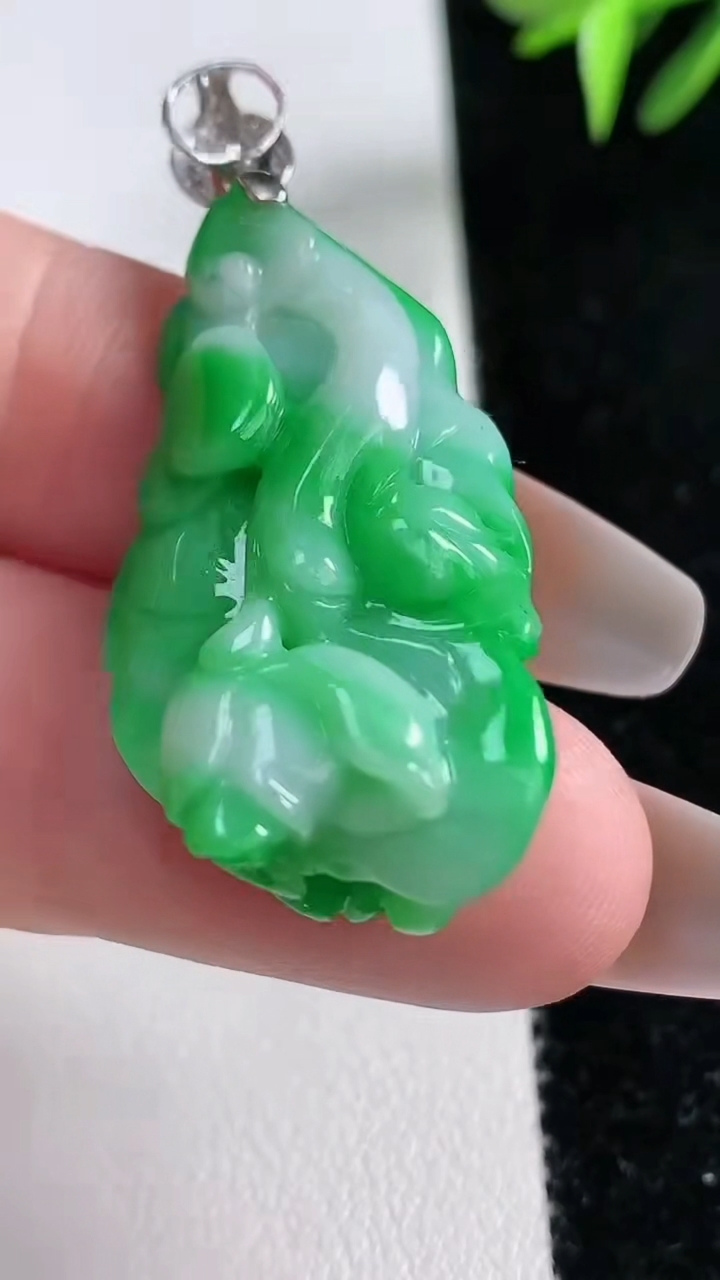 天然A货翡翠白菜吊坠，尺寸36.3-20.3-10，重量:10.27g
3月11日