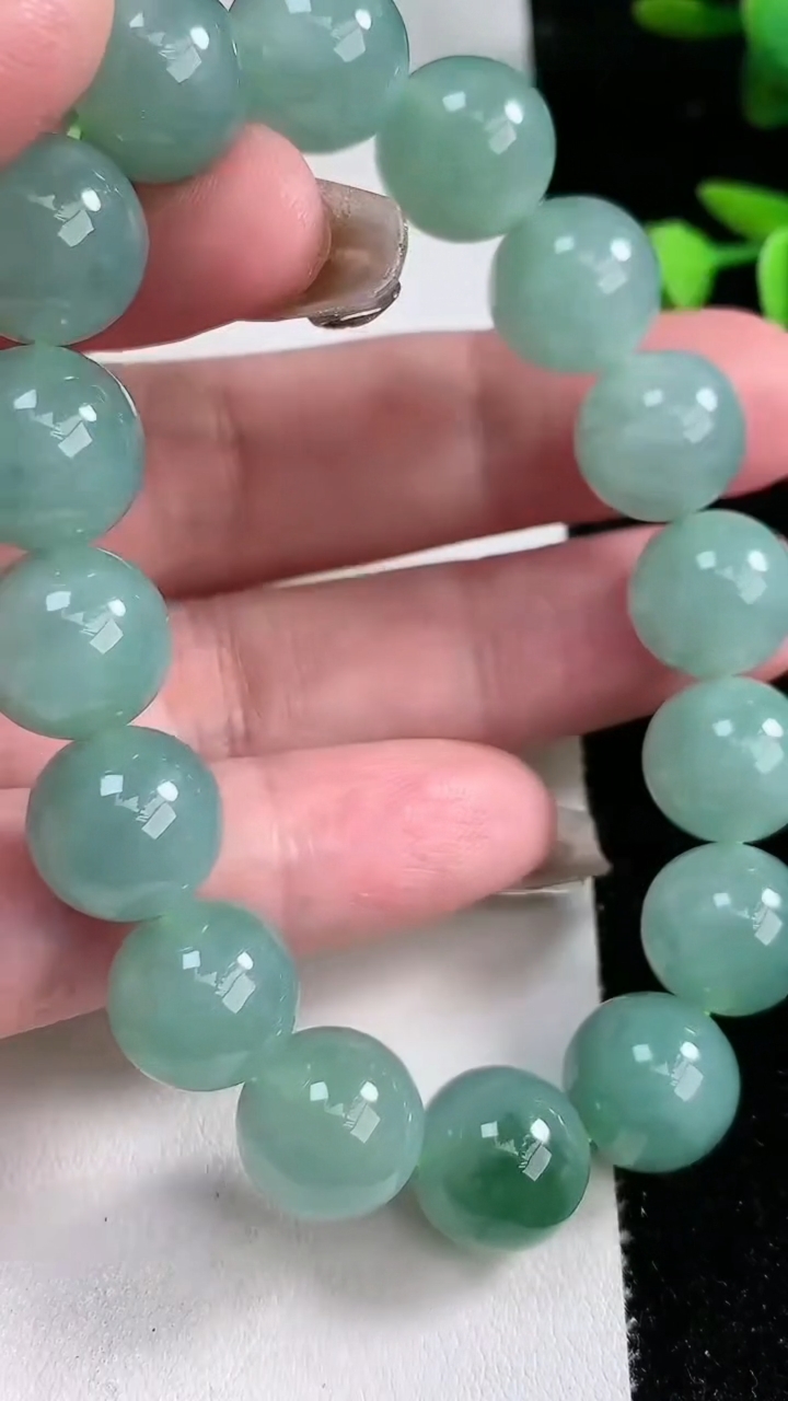 天然A货翡翠圆珠手串，尺寸12.2，重量:52.42g3月12日
工厂直销收藏佳品,种好水足，色泽均匀，有种有色，上手高大气！