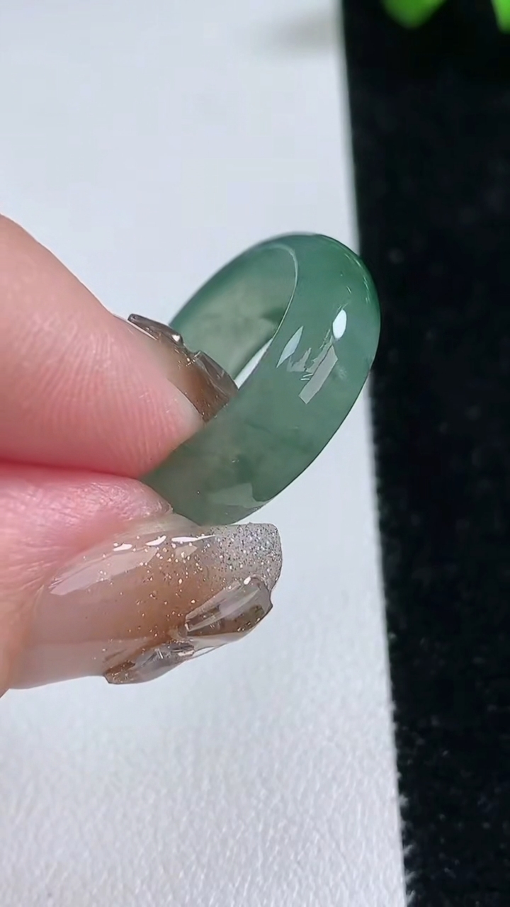 天然A货翡翠冰种飘花指环 戒指，尺寸18-7-2.8，重量:4.00g2026年3月12日
工厂直销收藏佳品,种好水足，色泽均匀，有种有色，上手高大气！