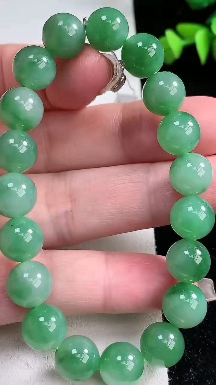 天然A货翡翠圆珠手串，尺寸9.6，重量:32.55g3月12日
工厂直销收藏佳品,种好水足，色泽均匀，有种有色，上手高大气！