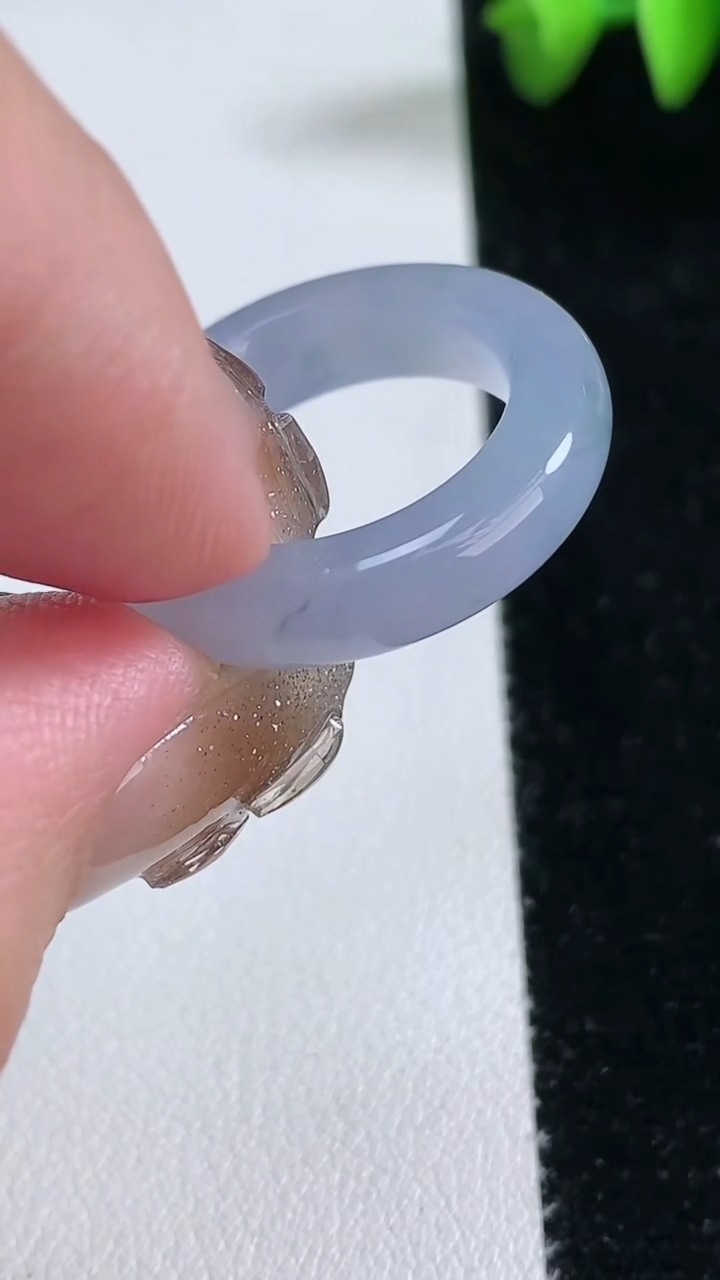 天然A货翡翠种紫罗兰 飘花指环 戒指，尺寸17-5.6-4.4，重量:5.24g2026年3月12日
工厂直销收藏佳品,种好水足，色泽均匀，有种有色，上手高大气！