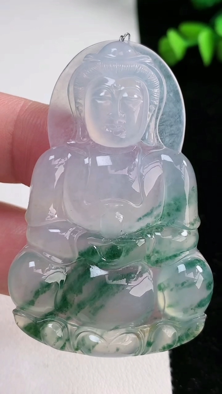 天然A货翡翠种飘花正装观音菩萨吊坠，尺寸57.6-37.3-5.6，重量:22.46g
3月12日