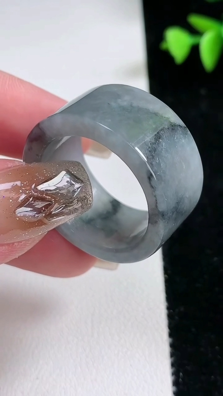 天然A货翡翠乌鸡种扳指 戒指，尺寸23-13.5-3.6，重量:15.16g2026年3月12日
工厂直销收藏佳品,种好水足，色泽均匀，有种有色，上手高大气！