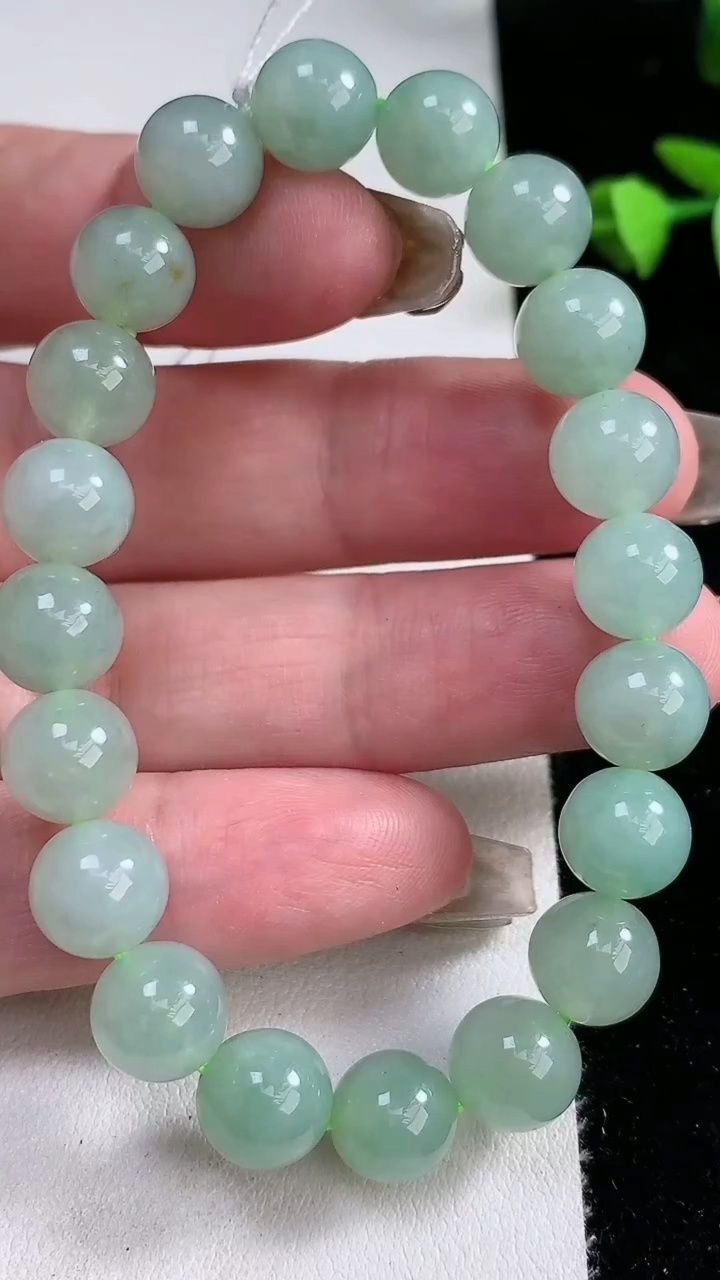 天然A货翡翠圆珠手串，尺寸9.2，重量:27.63g3月12日
工厂直销收藏佳品,种好水足，色泽均匀
