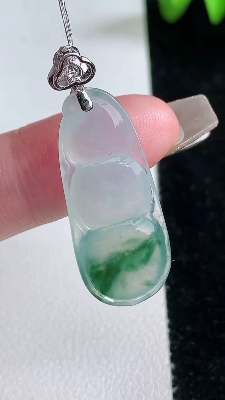 天然A货翡翠种飘花福豆吊坠，尺寸30.5-13.3-5，重量:4.24g
3月12日