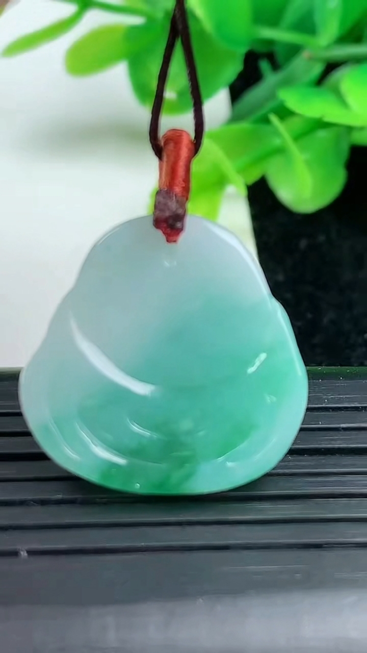 天然A货翡翠佛公吊坠尺寸22.6-23.3-5.3重量:5.40g
3月12日