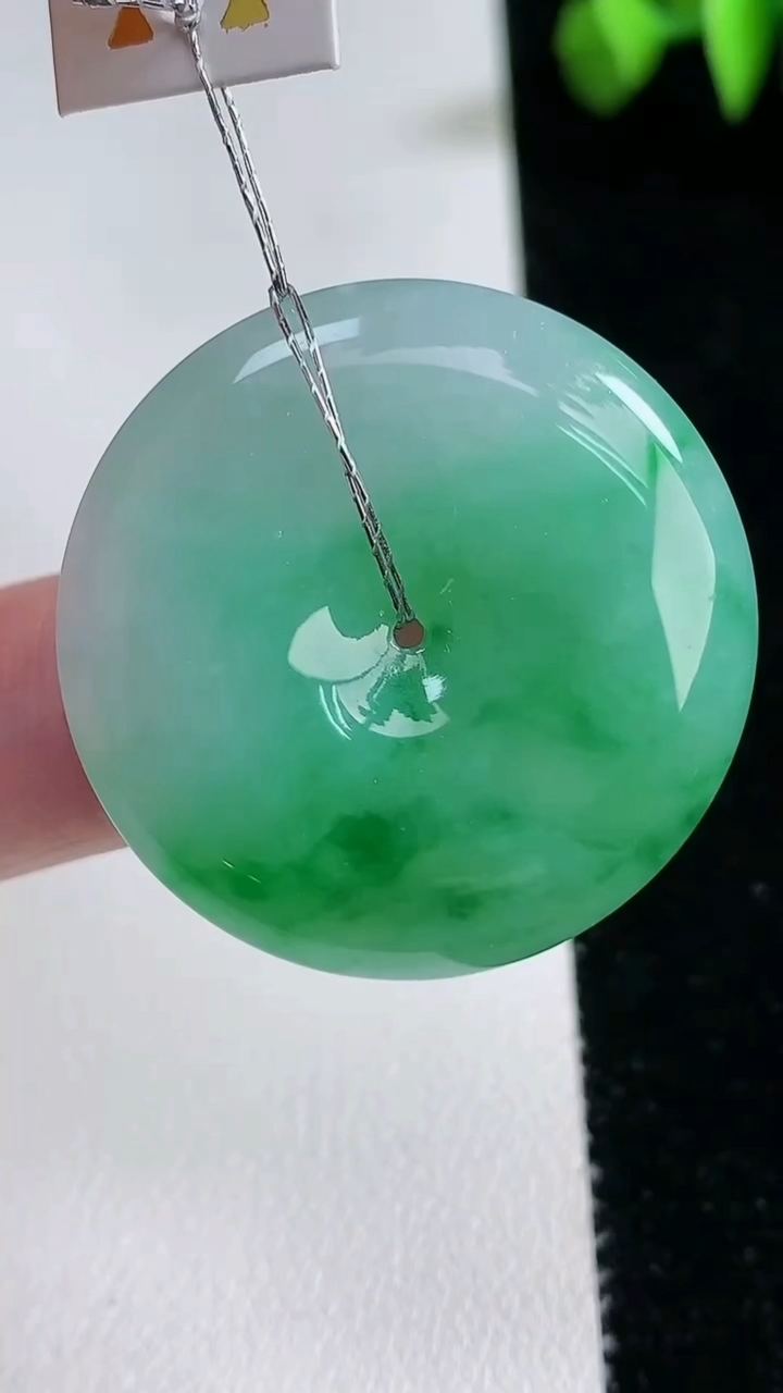 天然A货翡翠平安扣吊坠，尺寸32.2-5.8，重量:13.08g
3月12日