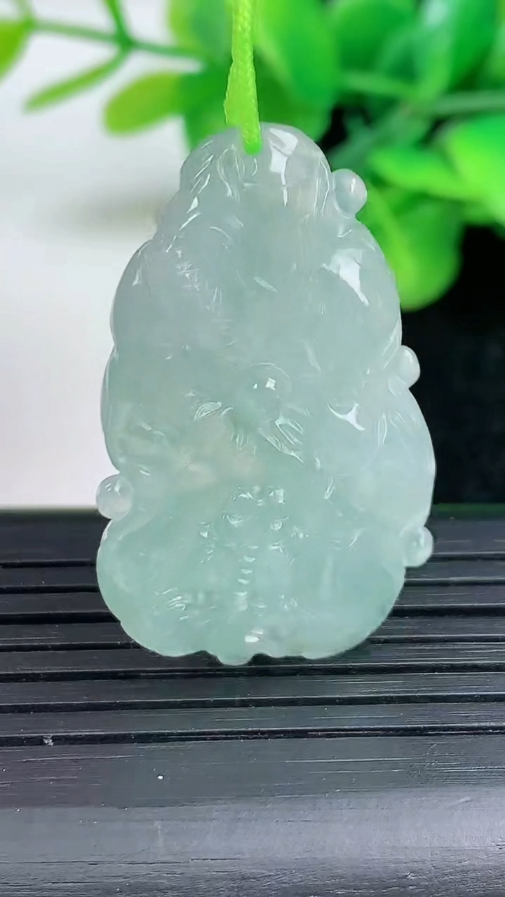 天然A货翡翠年年有余吊坠尺寸35.6-21.8-4.6重量:6.49g
3月12日