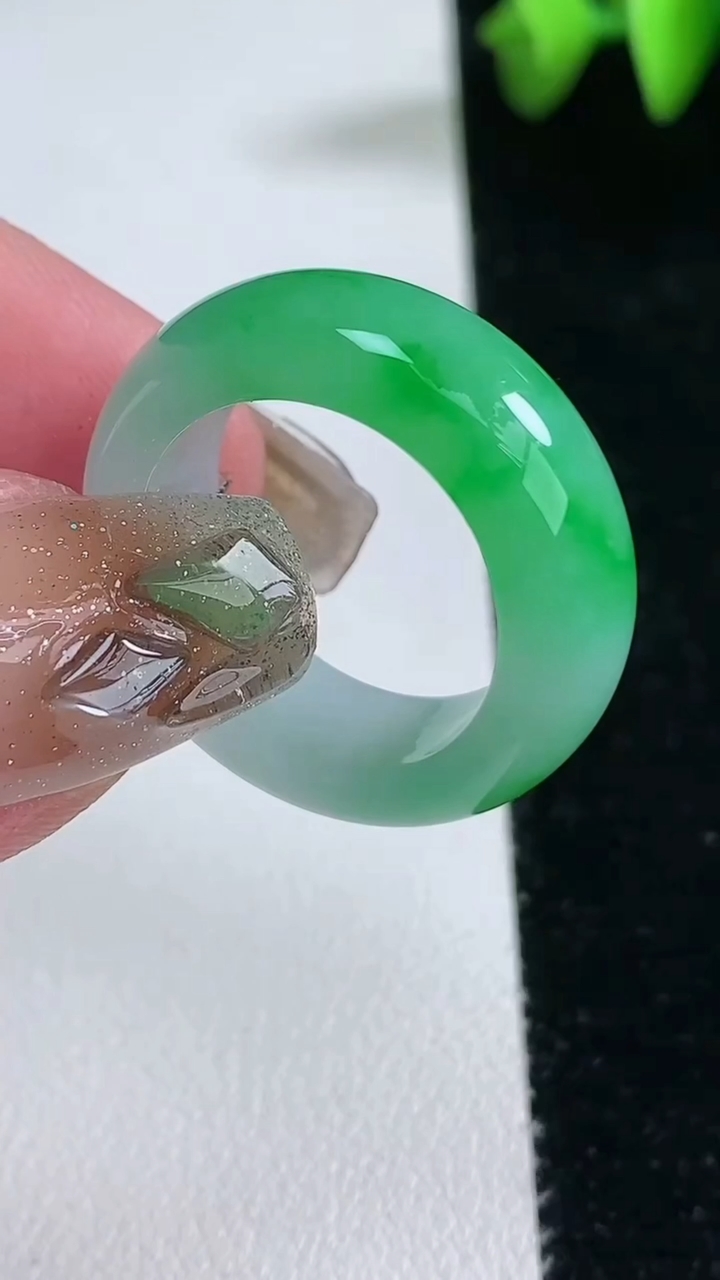 天然A货翡翠指环 戒指，尺寸18.3-5.7-3.6，重量:4.49g2026年3月12日
工厂直销