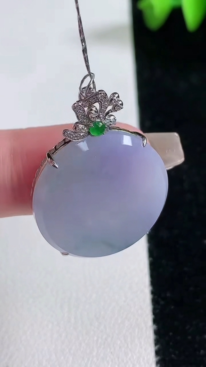 天然A货翡翠18k金紫罗兰 飘花无事牌吊坠，尺寸31-23.3-5.5，重量:5.48g
3月12日