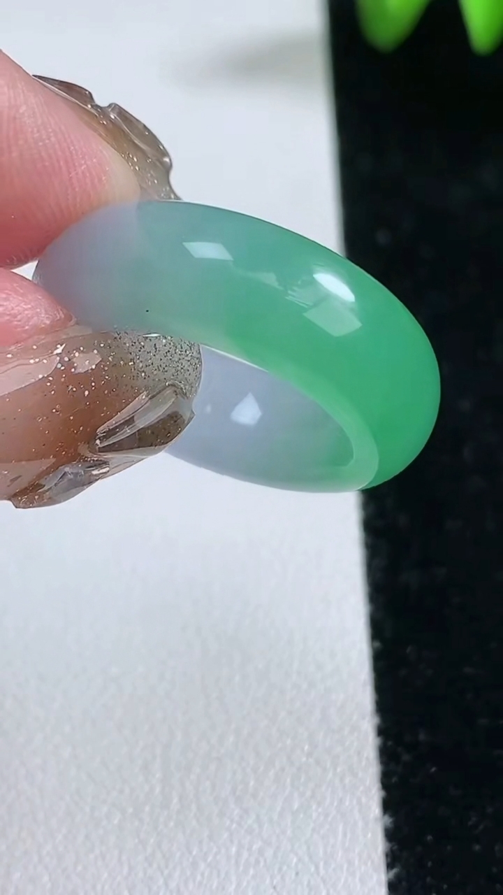 天然A货翡翠指环 戒指，尺寸17.4-8.2-4.8，重量:8.14g2026年3月12日
工厂直销收藏佳品,种好水足，色泽均匀，有种有色，上手高大气！