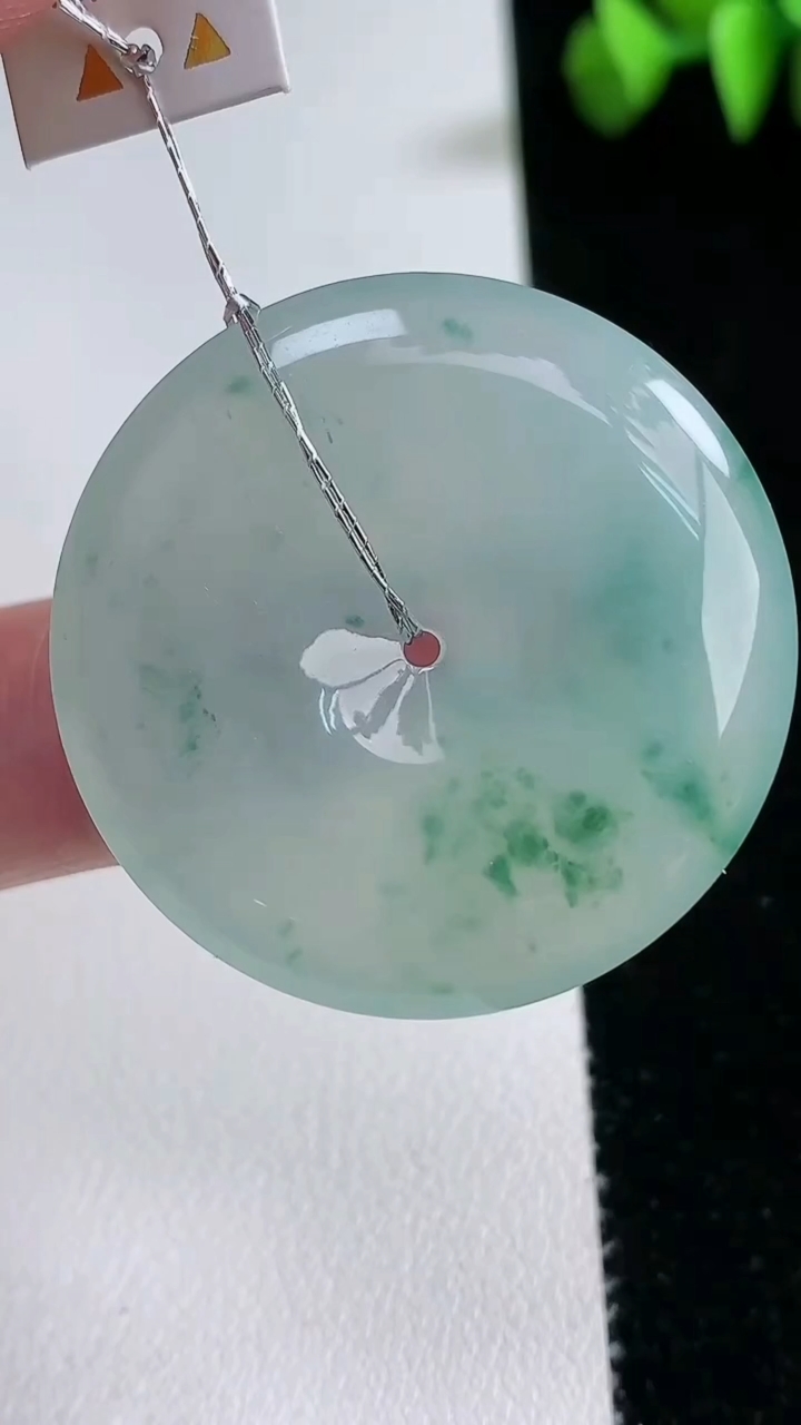 天然A货翡翠种飘花平安扣吊坠，尺寸35-5.5，重量:14.32g
3月12日