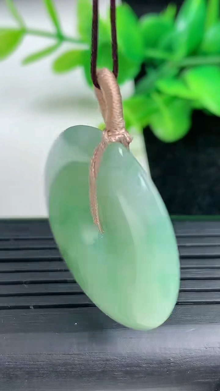 天然A货翡翠平安扣吊坠尺寸30.4-5.1重量:10.51g
3月12日