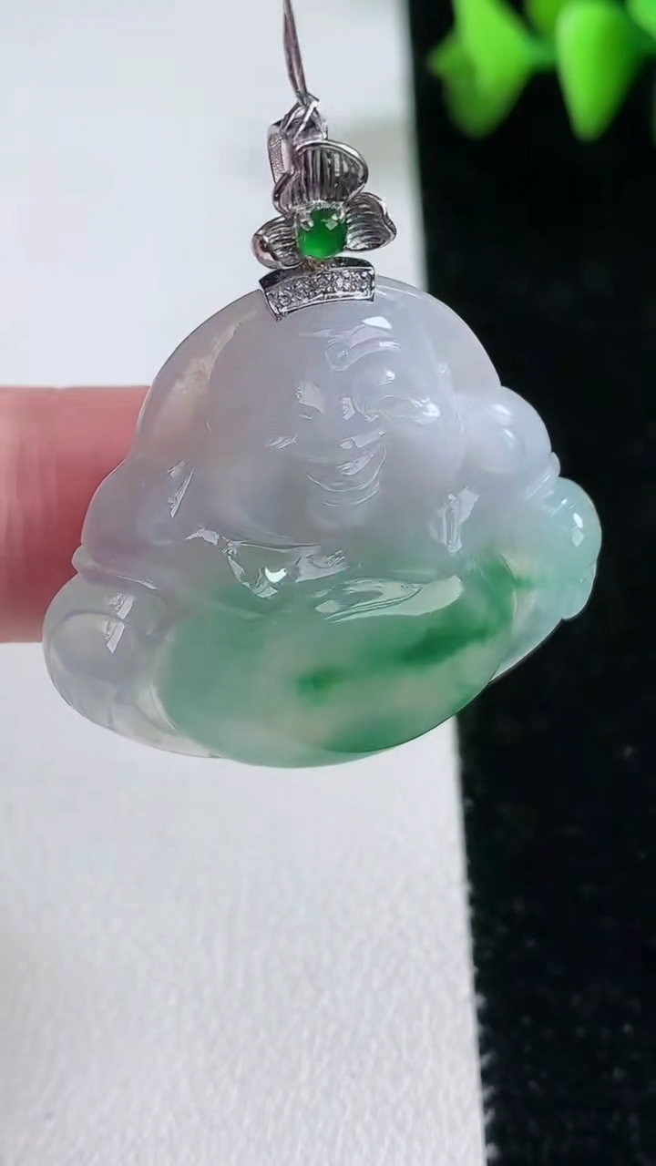 天然A货翡翠种飘花佛公吊坠，尺寸30.6-33.3-6，重量:10.75g
3月12日