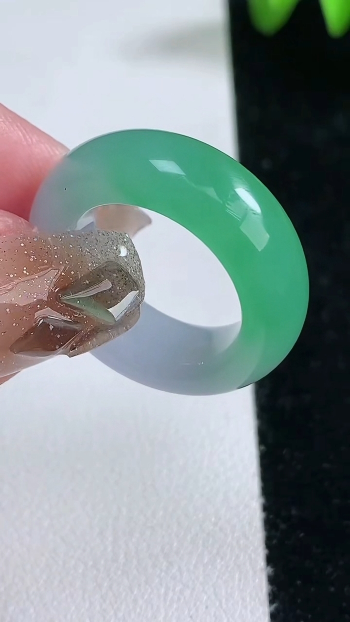 天然A货翡翠指环 戒指，尺寸17.4-8.2-4.8，重量:8.14g2026年3月12日
工厂直销