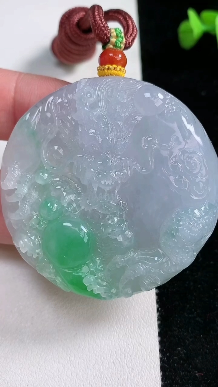 天然A货翡翠龙牌吊坠，尺寸51.7-10.4，重量:62.15g
3月12日