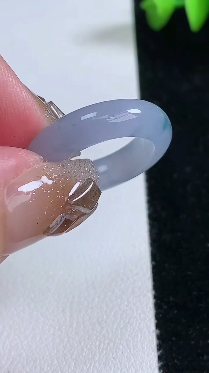 天然A货翡翠种紫罗兰 飘花指环 戒指，尺寸17-5.6-4.4，重量:5.24g2026年3月12日
工厂直销收藏佳品,种好水足，色泽均匀，有种有色，上手高大气！