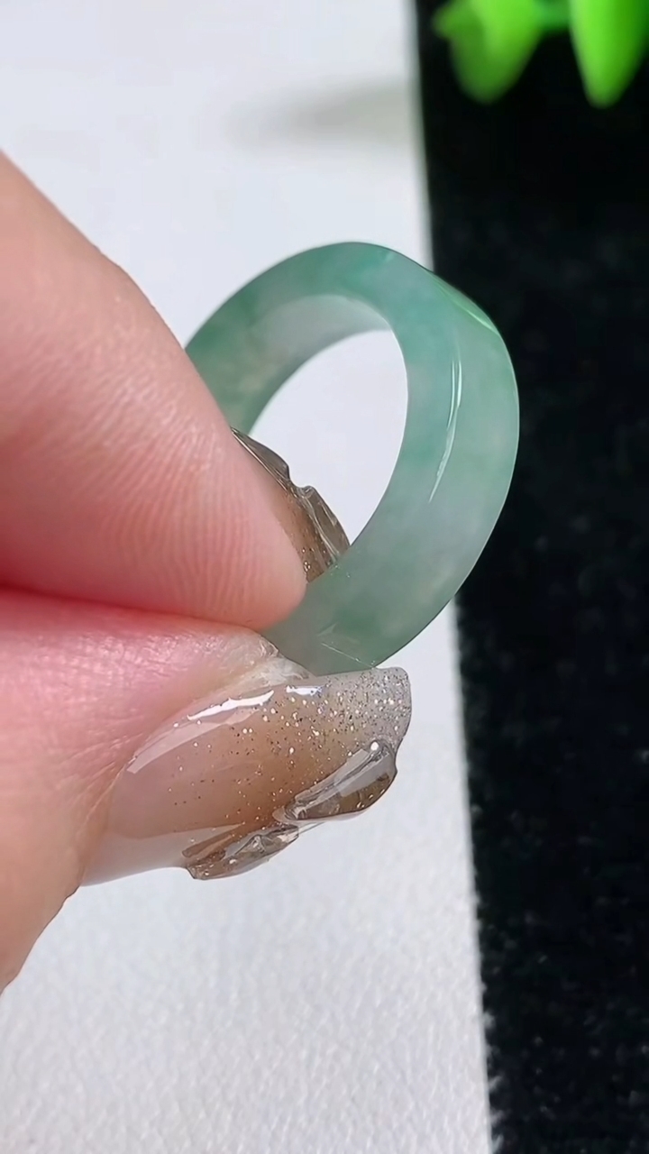 天然A货翡翠冰种飘花方形指环 戒指，尺寸18-5.5-3重量:4.17g2026年3月12日
工厂直销收藏佳品,种好水足，色泽均匀，有种有色，上手高大气！
