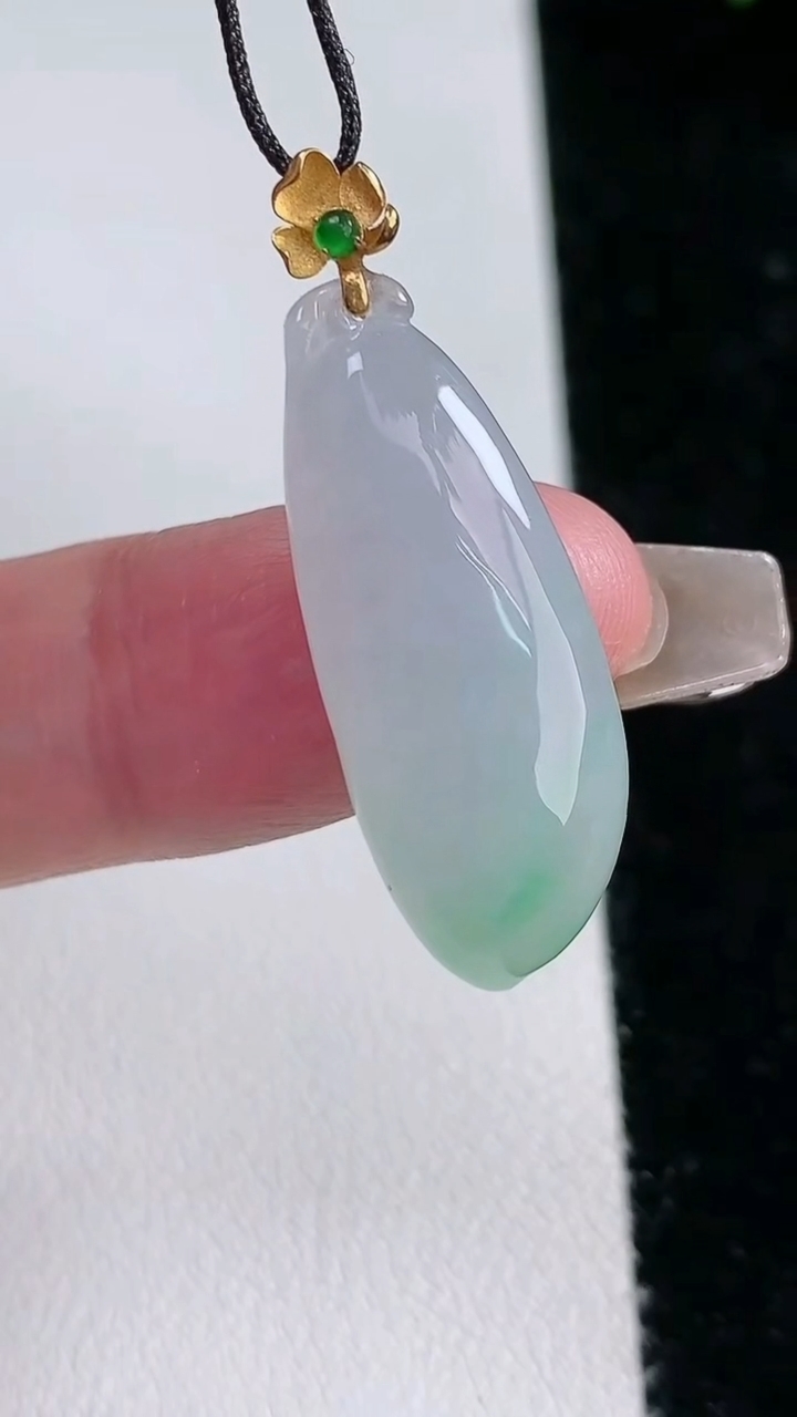 天然A货翡翠福瓜吊坠，尺寸28.8-11.4-6.2，重量:4.38g
3月12日