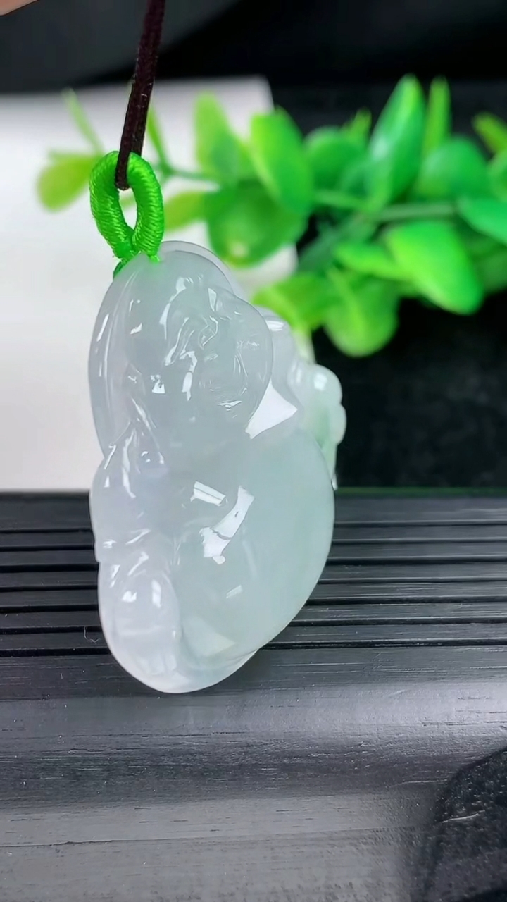 天然A货翡翠冰种飘花佛公吊坠尺寸36.8-39.1-6.4重量:14.93g
3月12日