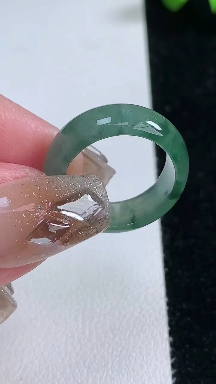 天然A货翡翠冰种飘花指环 戒指，尺寸18-7-2.8，重量:4.00g2026年3月12日
工厂直销收藏佳品,种好水足，色泽均匀，有种有色，上手高大气！