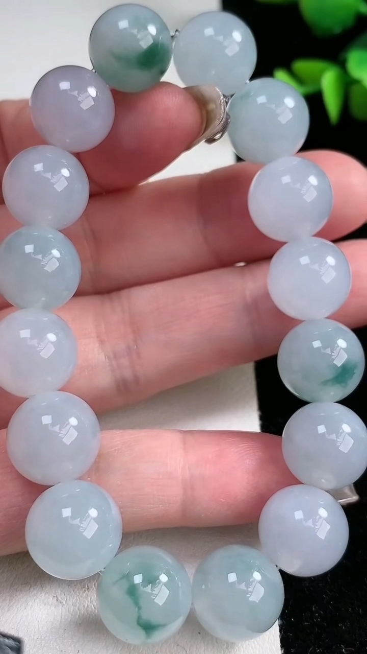 天然A货翡翠种飘花圆珠手串，尺寸12.6，重量:57.45g3月12日
工厂直销收藏佳品,种好水足，色泽均匀，有种有色，上手高大气！