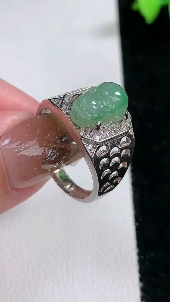 天然A货翡翠金蟾戒指，尺寸12-8.3，重量:4.63g2026年3月12日
工厂直销收藏佳品,种好