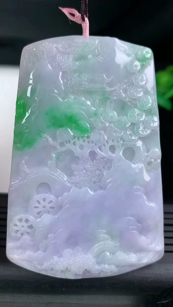 天然A货翡翠春带彩紫罗兰山水牌吊坠尺寸68.9-45.1-4.7重量:35.67g
3月12日