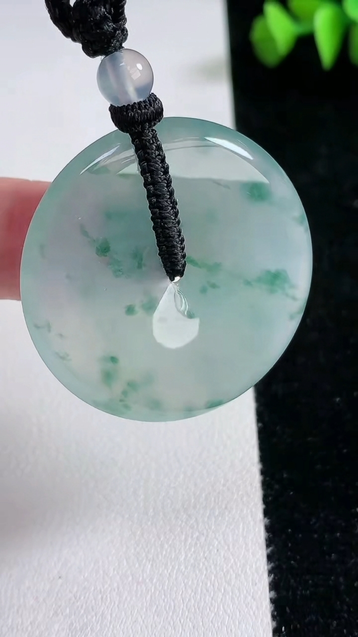 天然A货翡翠种飘花平安扣吊坠，尺寸37.5-5.3，重量:20.84g
3月12日