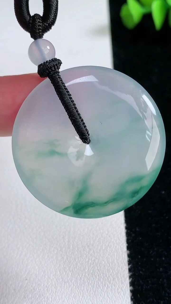 天然A货翡翠种飘花平安扣吊坠，尺寸35.7-5.4，重量:18.97g
3月12日