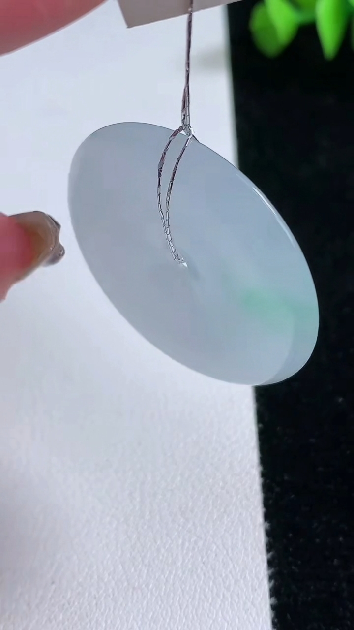 天然A货翡翠平安扣吊坠，尺寸35.7-6，重量:15.95g
3月12日