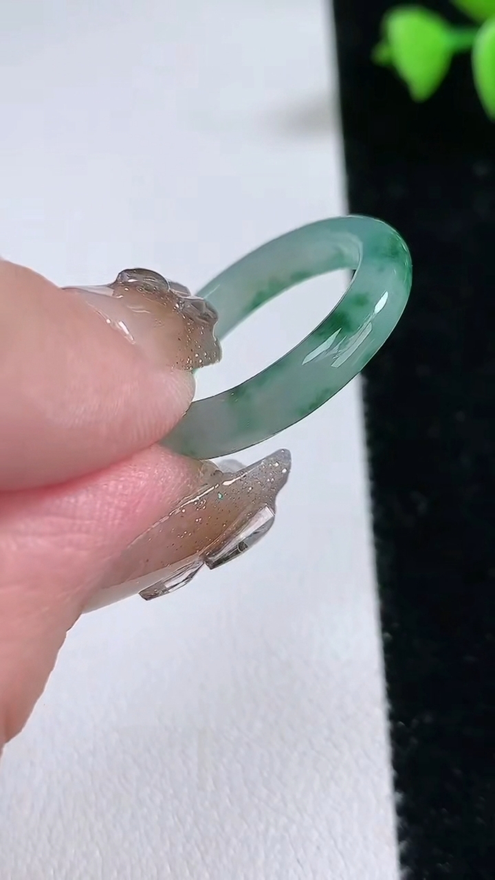 天然A货翡翠冰种飘花指环 戒指，尺寸18.4-4-3，重量:2.65g2026年3月12日
工厂直销收藏佳品,种好水足，色泽均匀，有种有色，上手高大气！