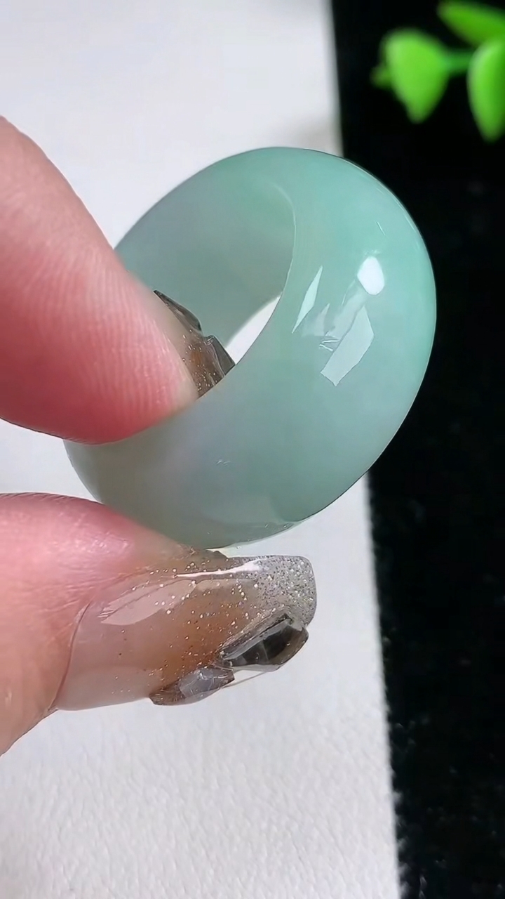 天然A货翡翠指环 扳指 戒指，尺寸21.2-13-5，重量:17.08g2026年3月12日
工厂直销收藏佳品,种好水足，色泽均匀，有种有色，上手高大气！