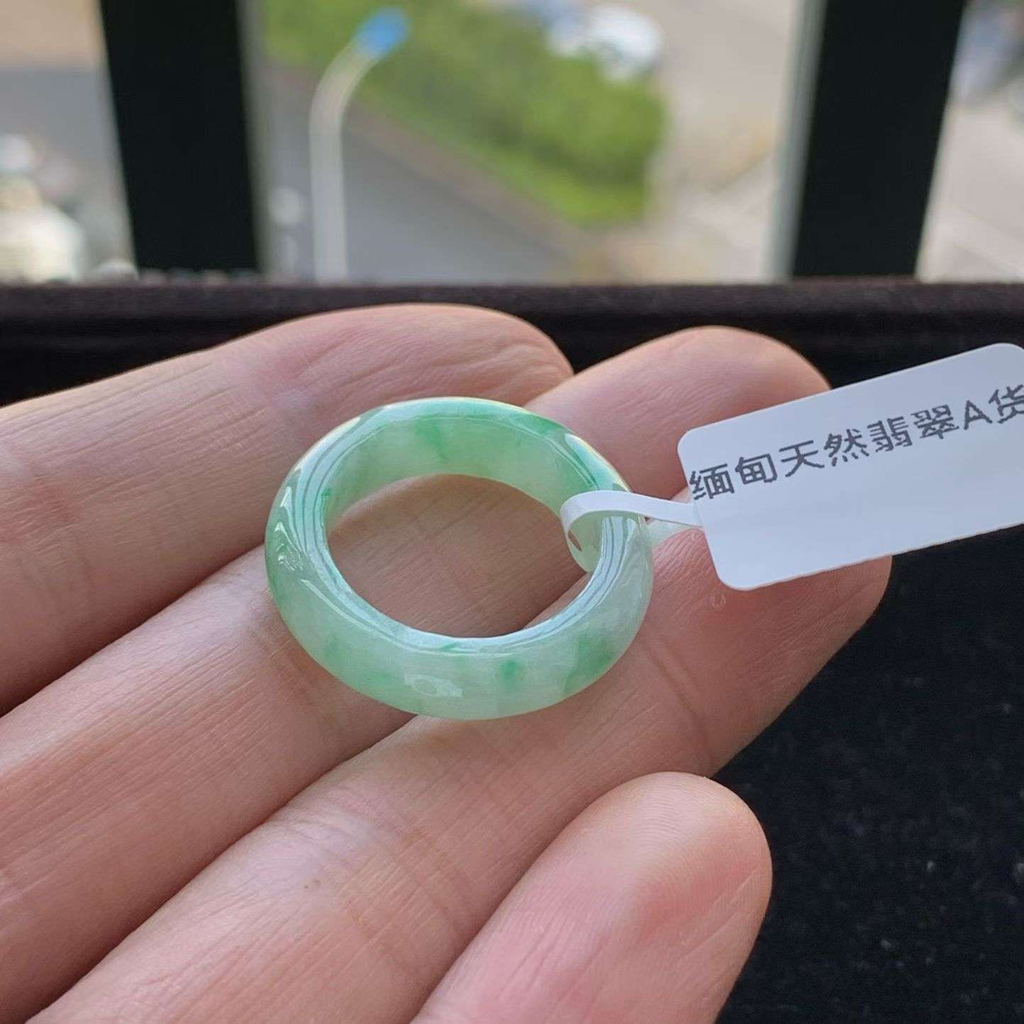 A货天然翡翠冰糯种飘绿戒指17-18号重量4.37
3月12日